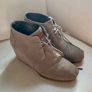 Tom’s Lace up wedges